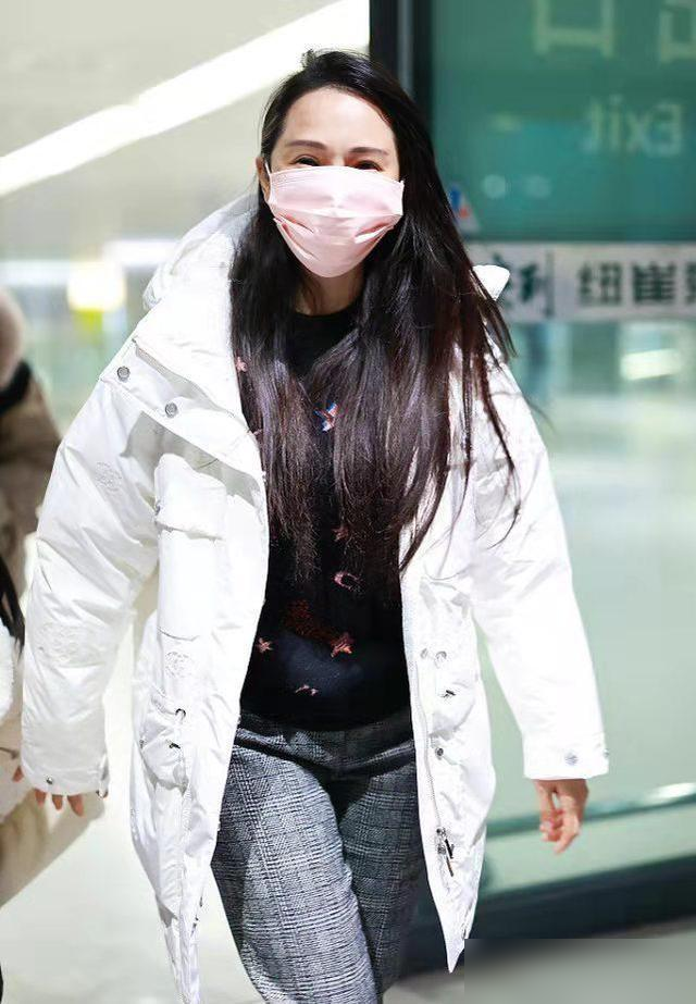 伊能静携女儿现身机场,穿羽绒服显胖但保暖,却给5岁女儿穿裙子