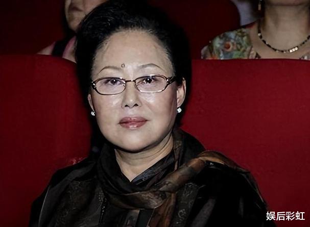 斯琴高娃：74岁被除名“国家一级演员”，儿子入狱、老公去世，她说不后悔？