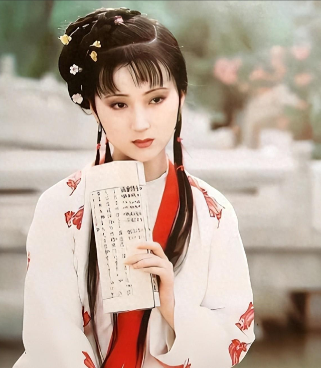 看了陈晓旭在香港宴会的照片,才明白林黛玉造型有多限制她的颜值