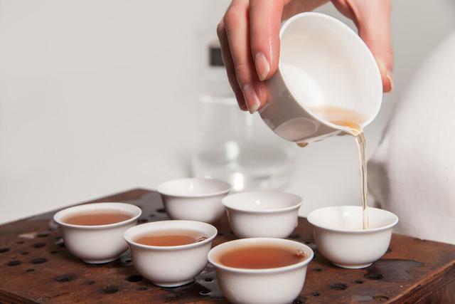 家里放了几年的红茶、绿茶、普洱茶,还能不能泡来喝?答案来了