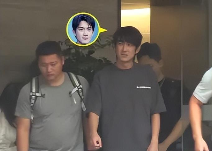 林更新录综艺还在刷题被赞卷王 休闲穿搭出门看上去好瘦