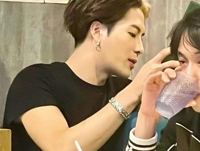 王嘉尔生图有多绝?浓眉大眼皮肤白皙,侧颜状态下实在是太养眼