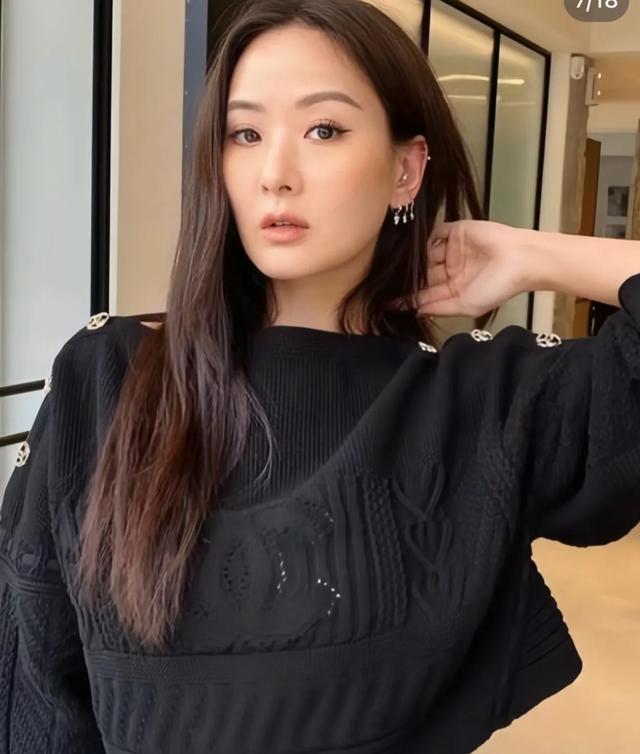 孙芸芸和女儿廖思惟登台版Vogue杂志封面，分不清哪个是妈！