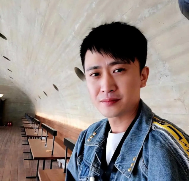 央视主持人杨帆:娶平凡妻子,上升期身患重病,今43岁成人生赢家