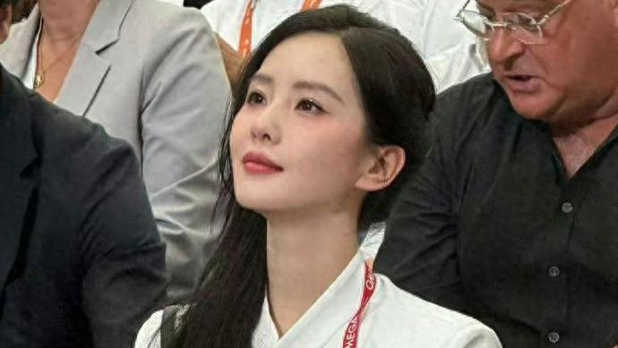 刘诗诗新中式穿搭火到奥运，坐台下惊艳外国人，网友疯狂买同款！