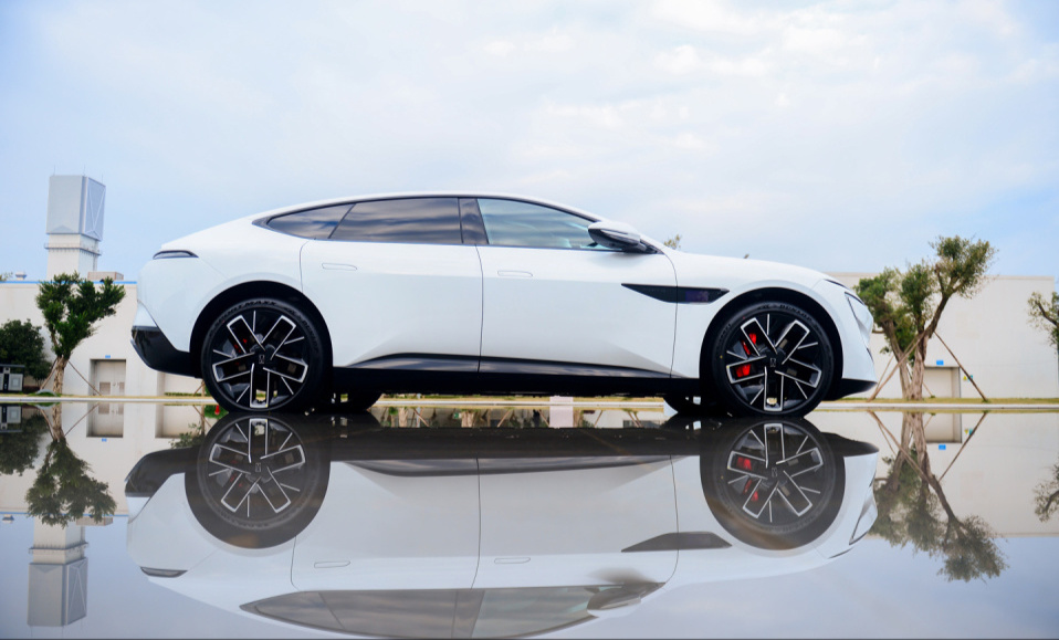 ?这款“华为”轿跑要火！拥有50万的档次，仅售25万多，续航1155km