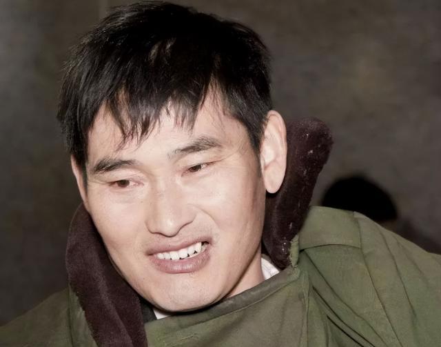 57岁于文华现状:住农村简陋房裙子拖地喂土狗,曾遭前夫背叛