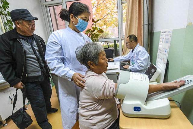 57岁大姐天天吊嗓子，1年后突发心梗？医生：2个健康警示，注意