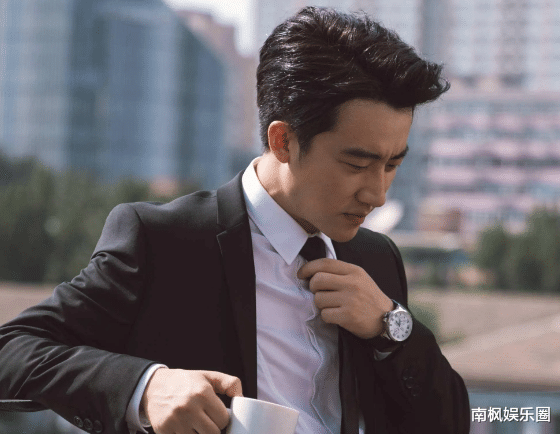 被丑手指拖累的3位男明星,明明有张俊美脸,伸出手却能把人笑死