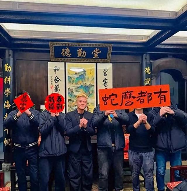 郭富城真孝顺,一家人返回香港,岳父岳母也跟着一起回去香港!