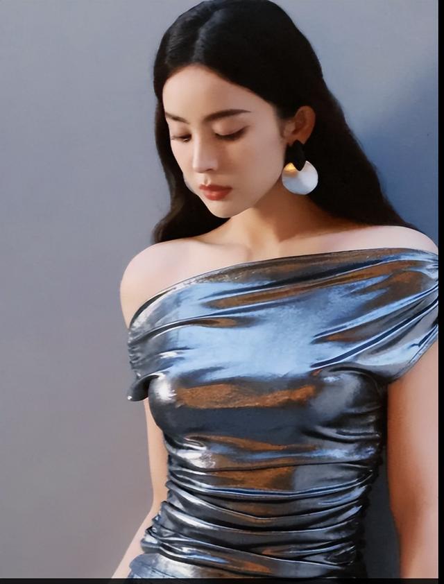 春日写真照流出，娜扎条纹长裙摩登时尚，女王范十足！