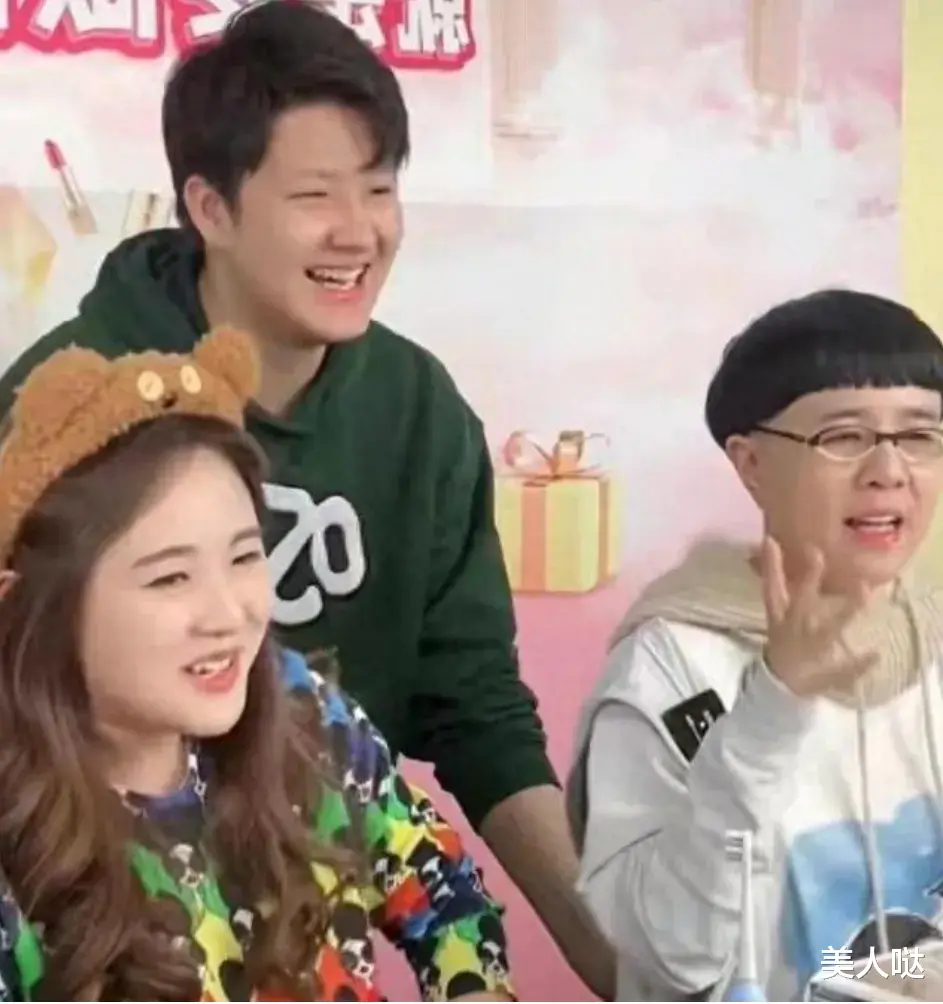 “金龟子”终于换发型,波波头配珍珠项链,女人味爆棚美到认不出