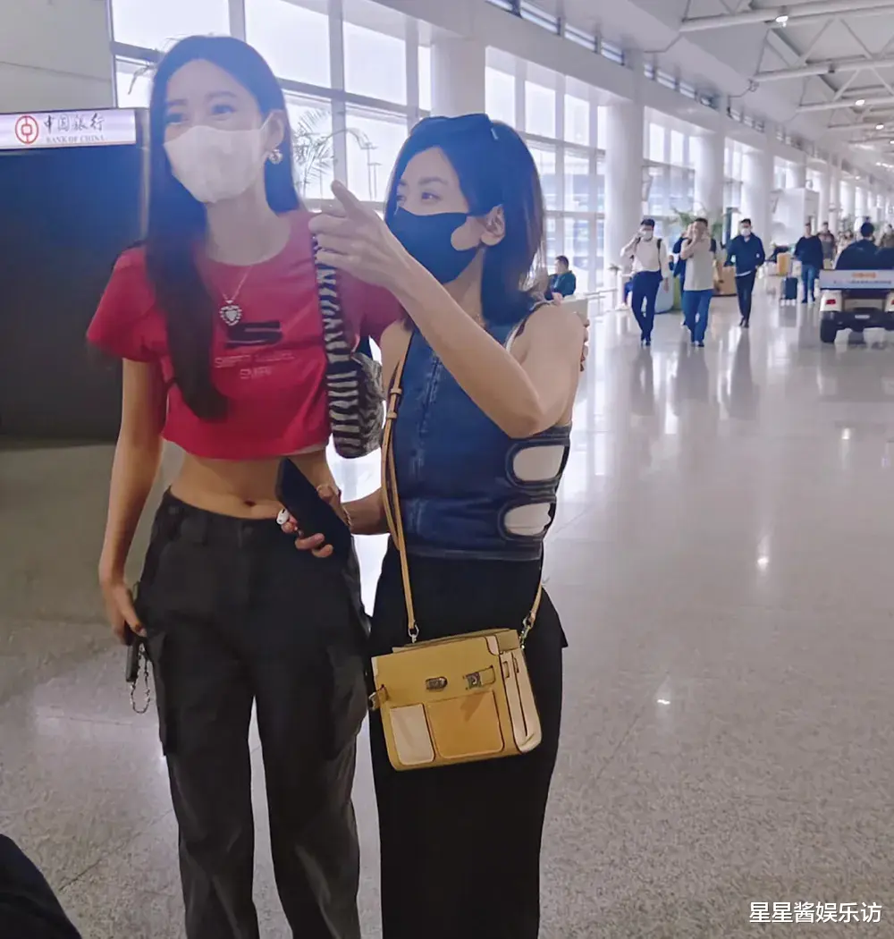 50岁贾静雯长沙机场买奶茶，穿破洞牛仔衣腰细如蟒，美的像20岁辣妹！