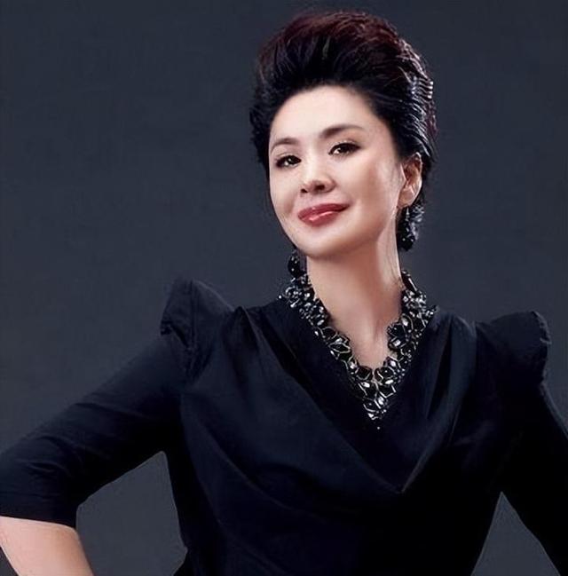 挤走原配嫁导演,结婚19年不生娃被抛弃,如今64岁孤单一人