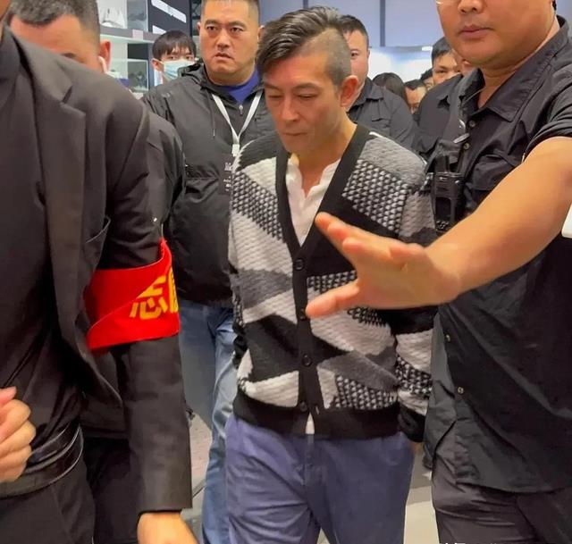 自律与放纵的结果，看谢霆锋、彭于晏、陈冠希的偶遇生图就知道了