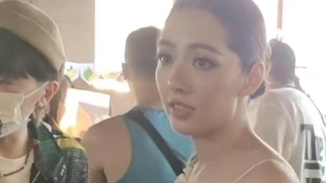 40岁郭碧婷被偶遇，穿吊带裙勒出赘肉，豪门媳妇气质很抢眼