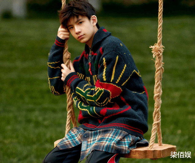 潘粤明儿子顶顶探班妈妈董洁,骨架修长,长成张凌赫般顶级帅哥