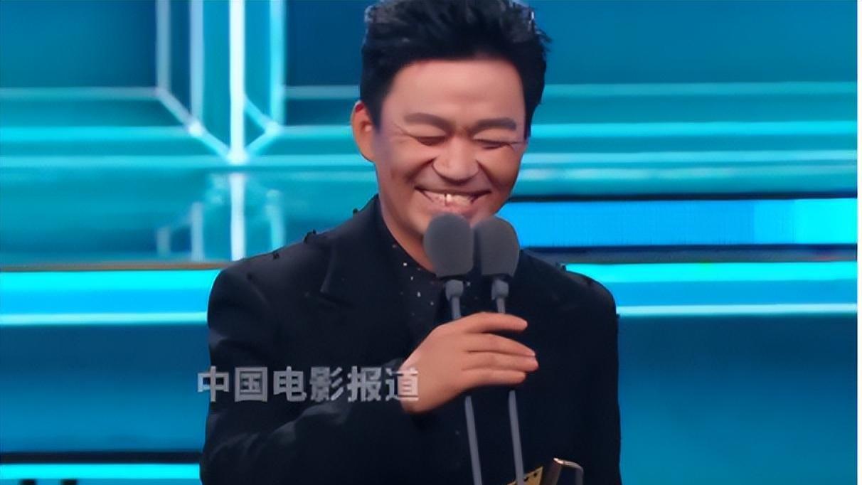 王宝强获年度实力导演奖！紧张语无伦次引哄堂大笑，黄渤全程黑脸