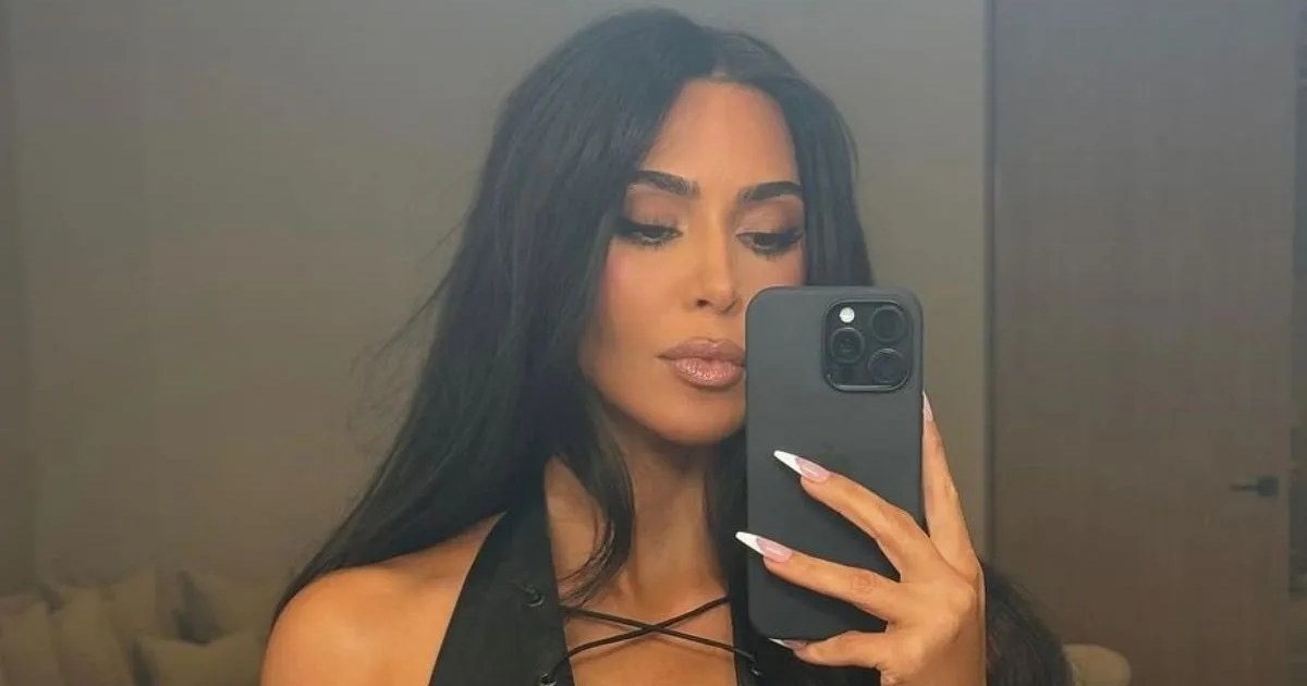 金·卡戴珊发布奢华节日广告引发争议,被网友批“脱离现实”