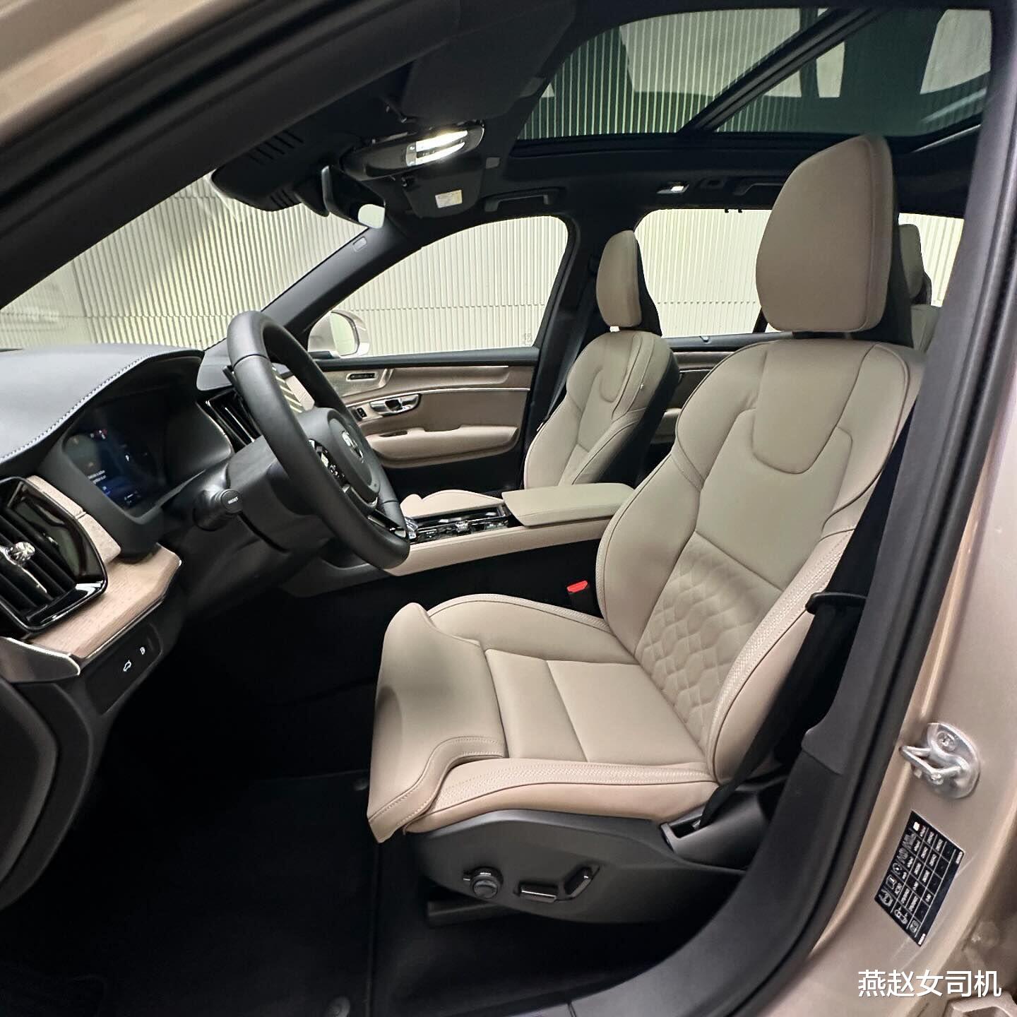 新款沃尔沃XC90实车现身,换新前脸+大屏,配455马力+空气悬架