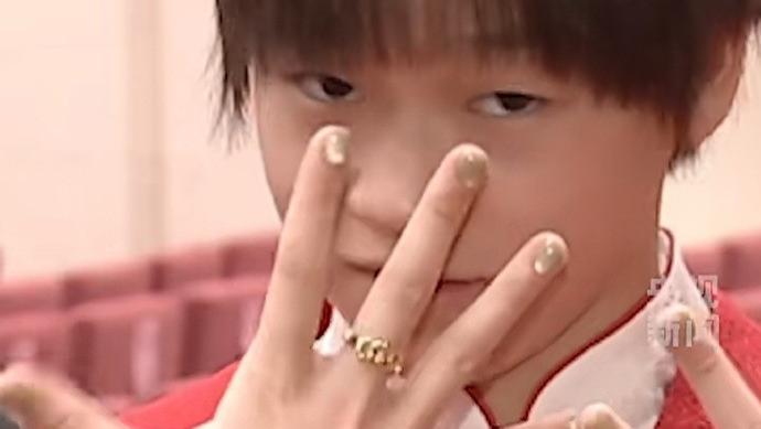 少女心！全红婵向记者自信展示第1次做美甲，猫眼绿美甲+五环戒指闪瞎