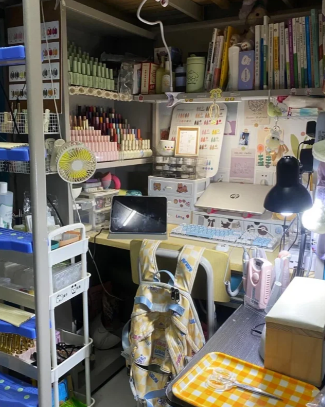 女大学生宿舍“做生意”,导致频频扣分,辅导员:客流量太大了