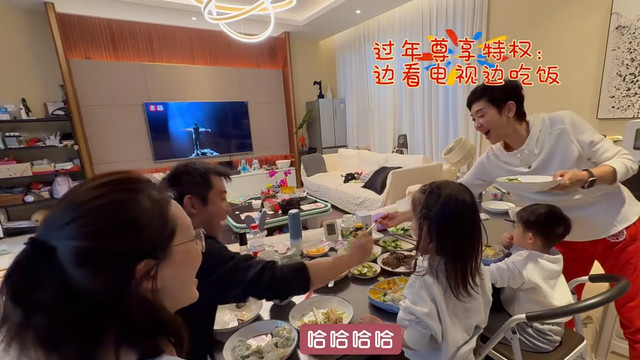 郑恺一大家三亚度假，住大别墅自己做饭，苗苗与婆婆同框像姐妹