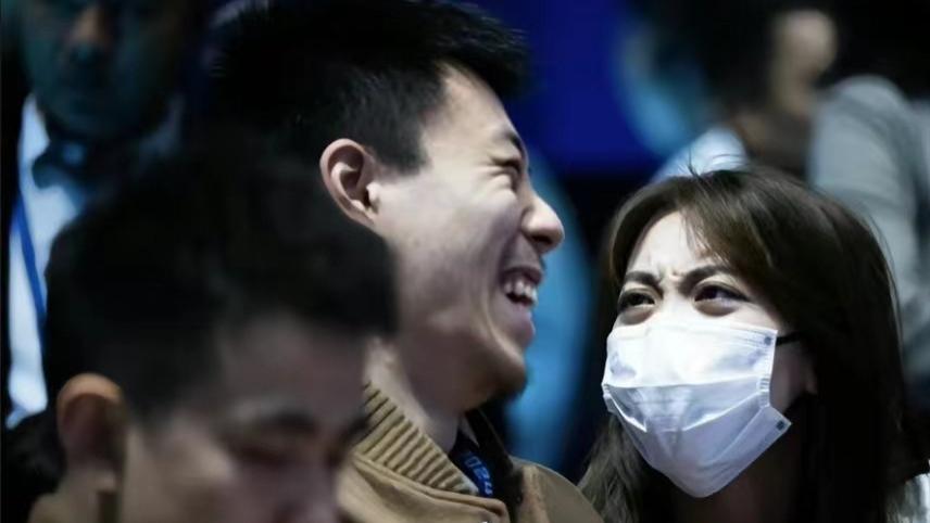 张镇麟公开恋情！携未婚妻现场观赛，长相甜美气质极佳，备受关注