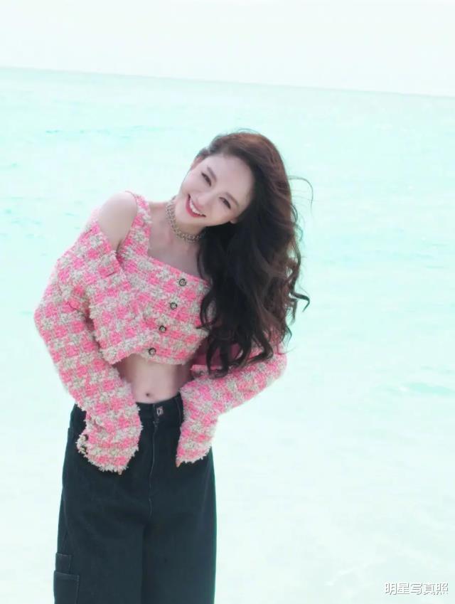 陈乔恩海岛度假秀幸福,自曝过年“胖若两人”