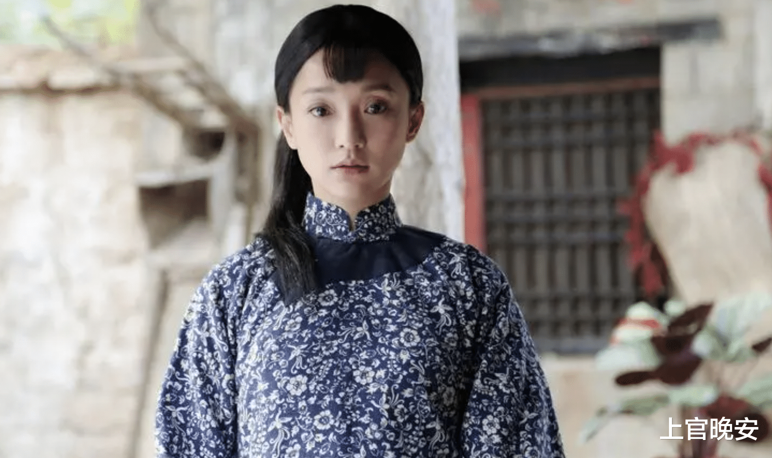 50岁的周迅和44岁的董洁同框，医美脸和天然脸的差别，一目了然