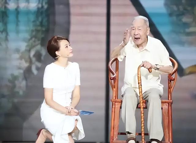 51岁董卿和儿子现身南通！素颜与网友合照，发际线与法令纹明显