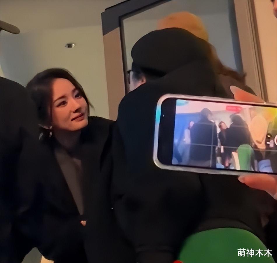 38岁杨幂和张艺谋同框,点头哈腰忙着社交,积极表现粉丝期待合作