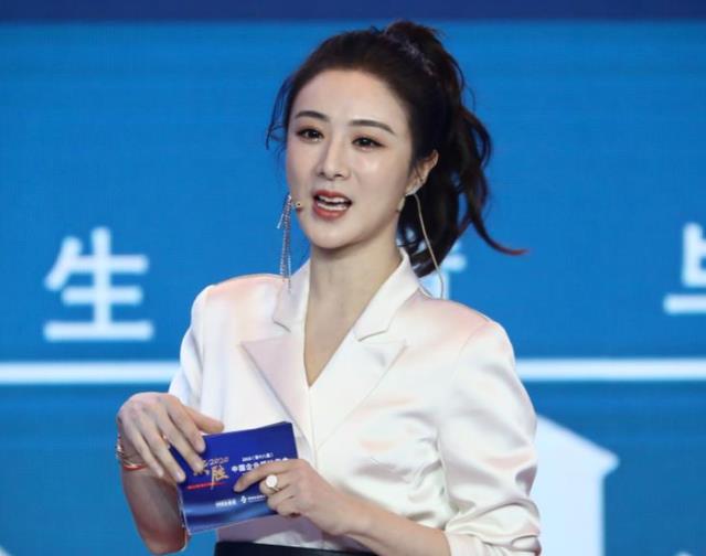 薇娅近况曝光，合照稳站C位，年会领队跳热舞，与老公当众秀恩爱