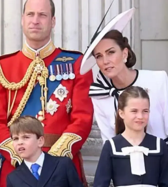 调皮的路易斯王子，只有夏洛特管得了，难怪有姐姐的场合才会有他