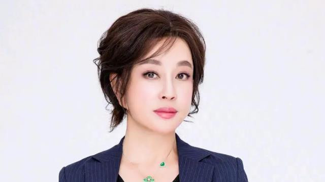 4段婚姻7任男友，现又被曝桃色新闻，74岁刘晓庆：我现在正是年华