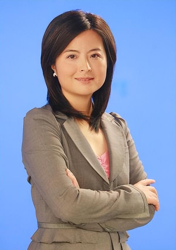 张泉灵断崖式衰老，白发苍苍尽显老态，网友泪目：我不能接受！