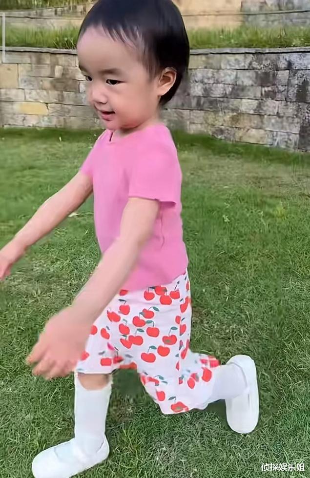 李亚鹏娇妻独自带婆婆妈妈旅行，2岁夏夏成团宠，祖孙三代超有爱