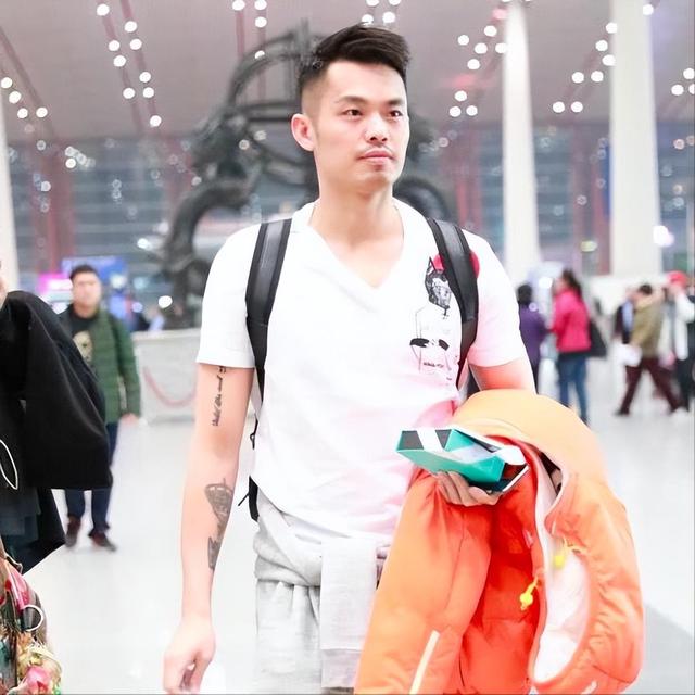 林丹出轨8年后，选择隐忍的谢杏芳再次与丈夫同框，眼里爱意全无