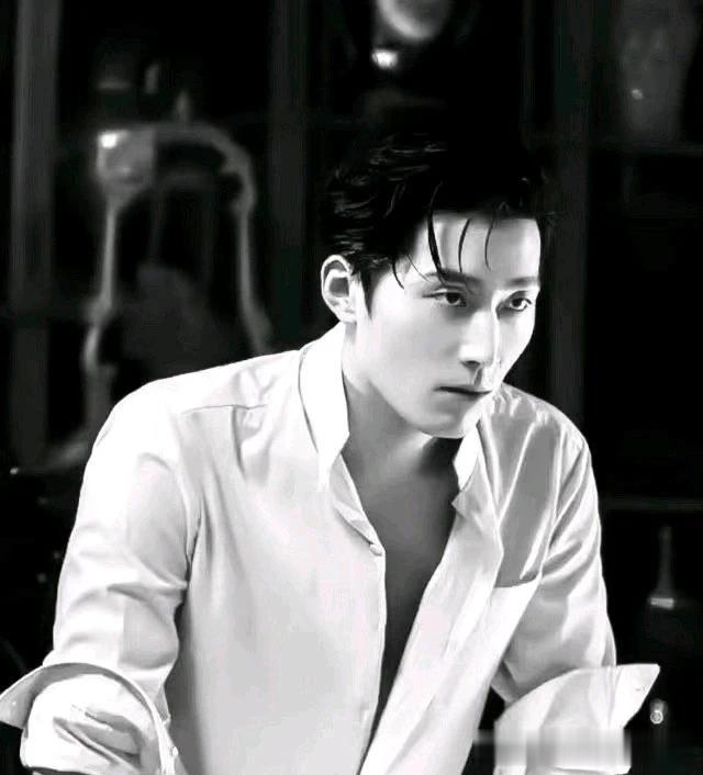 来看看两位型男男演员，行走的荷尔蒙男人味十足，演技精湛。