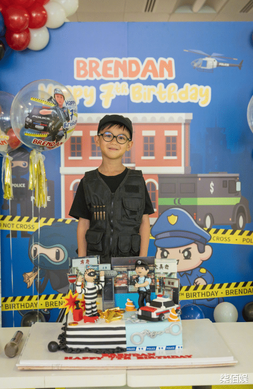 胡杏儿为子庆生，素颜状态像30多岁，51岁老公眉毛剩一半老态明显