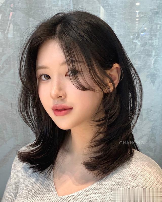 微扣锁骨发型:时尚与气质的完美融合