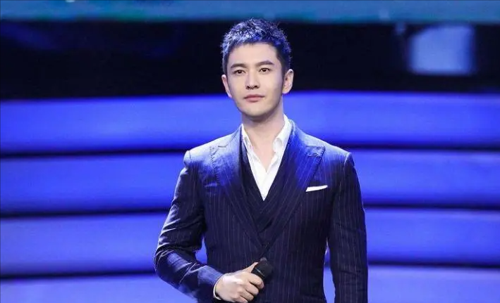 黄晓明晒回青岛早饭，满满一桌海鲜，太豪横了，网友：羡慕死了