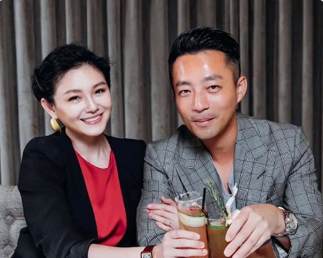 父爱还是绝望?汪小菲在校门前的眼泪引爆热议!