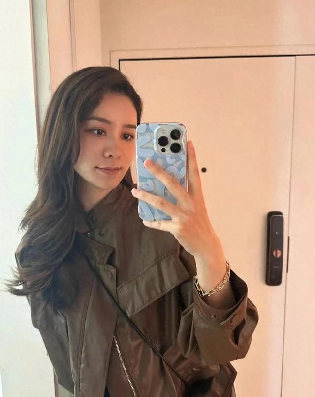 林峰妻子张馨月晒每日穿搭,看起来好朴素,很会过日子