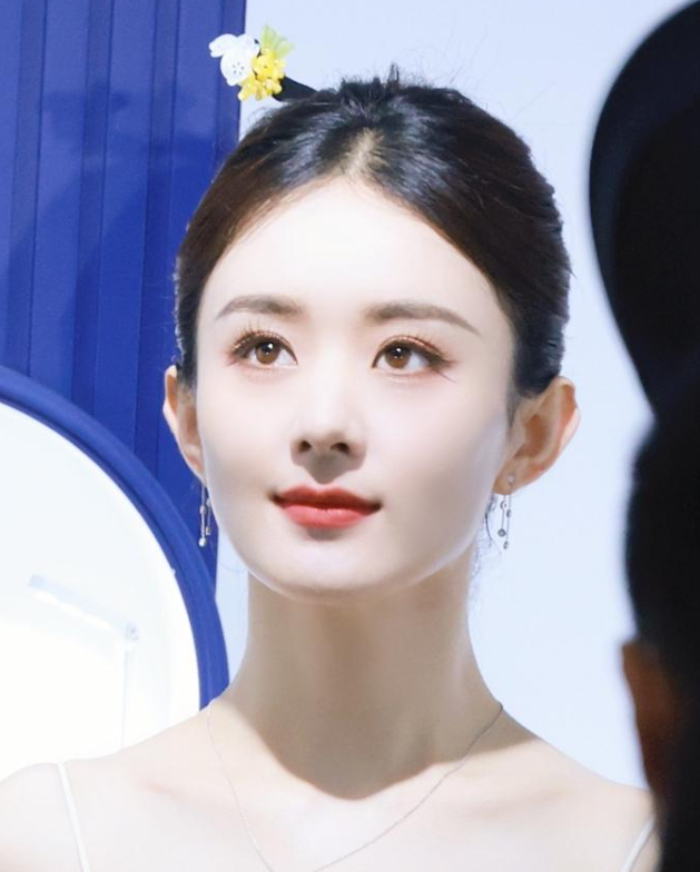 女星赵丽颖现身上海陪儿子！母子开心露营无人识，冯绍峰识趣缺席