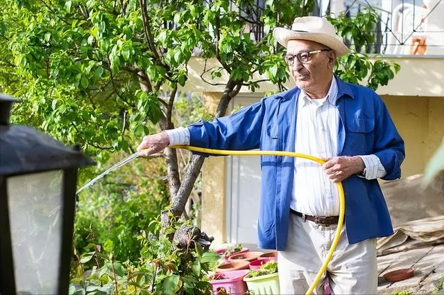 医生劝告:过了65岁的老人,宁可躺着不动,也别出门去做这几件事