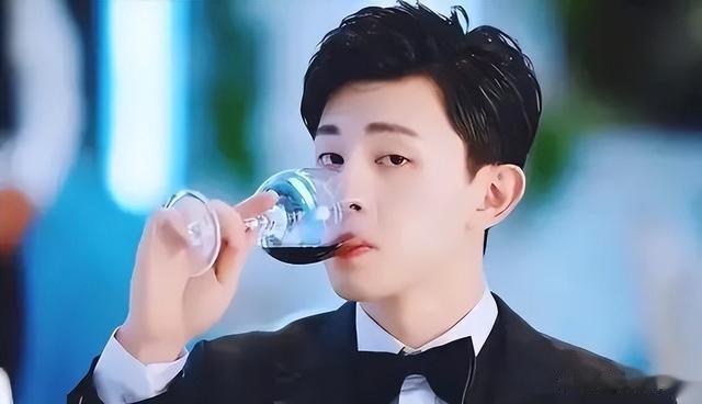 昔日白马王子跌落街头商演,因偷税被封杀沦落三线明星!