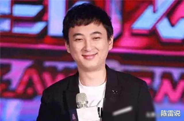 王思聪五一日本游,奢华鞋履配路边摊,两辣妹相伴显豪放