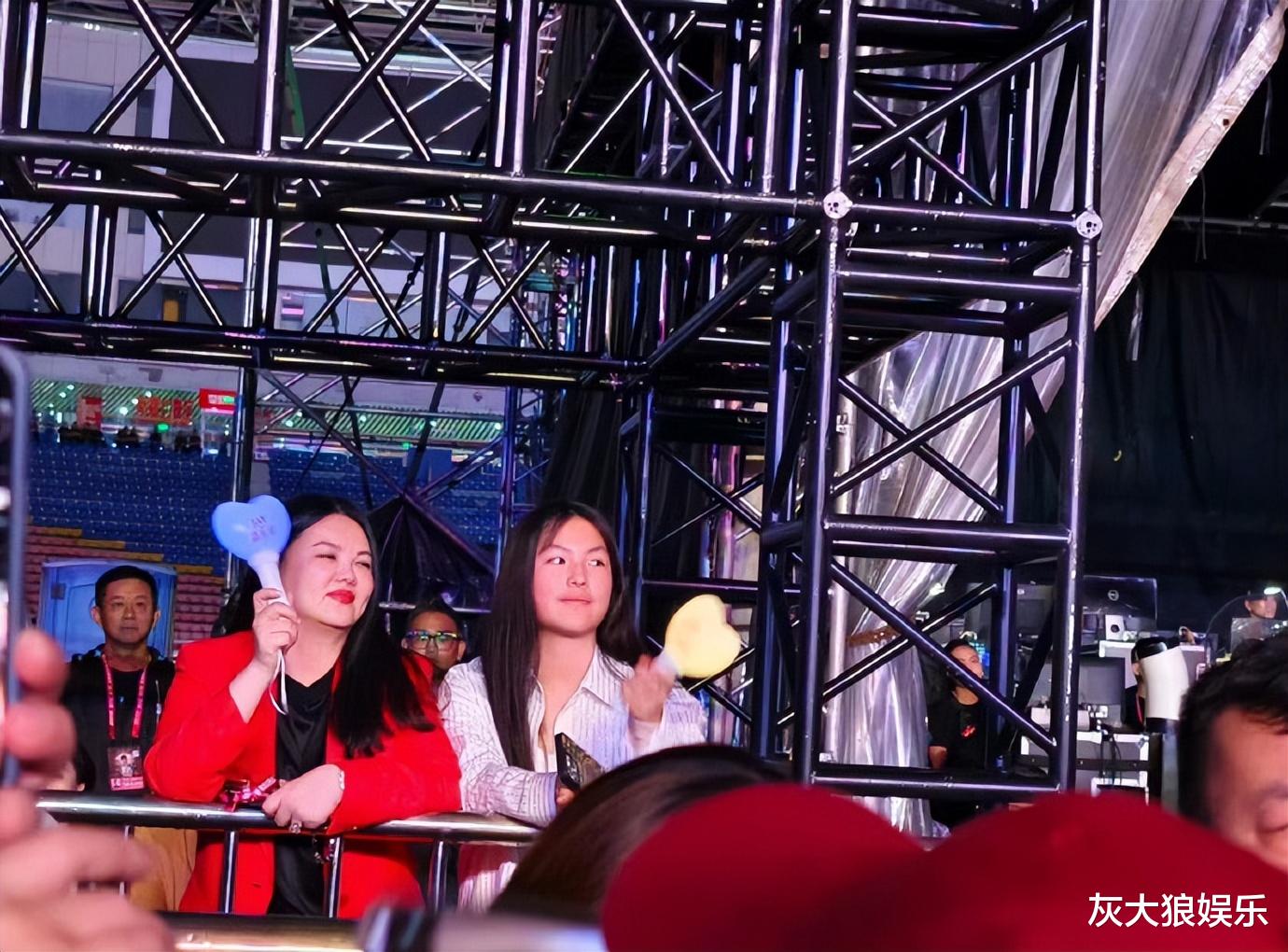 李湘带王诗龄看周杰伦演唱会,前夫王岳伦伺候母女花,发福像大妈