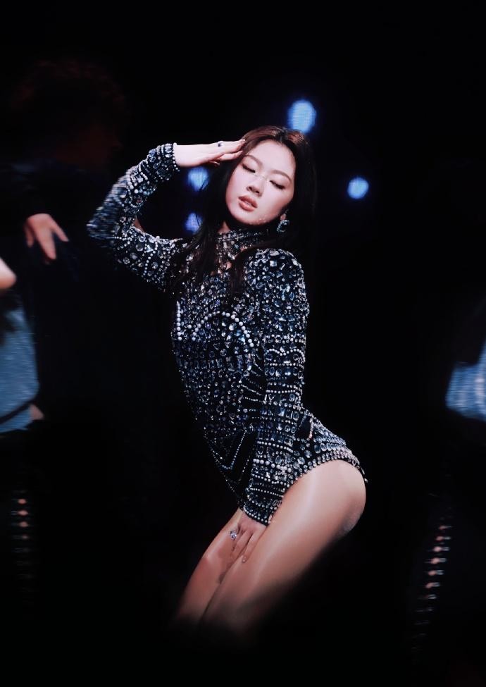 越走越偏,从邻家女孩到只会露腿扭臀的舞星,李健的话说对了